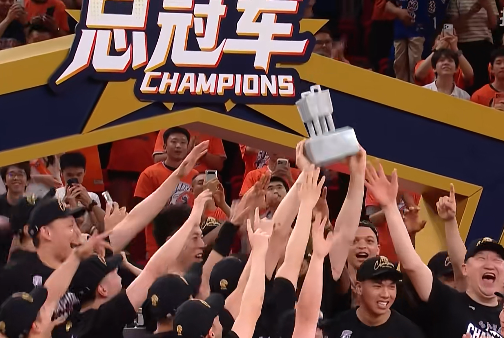 ESPN记者：湖人队内部人士暗示詹姆斯父子可能一起转投新球队