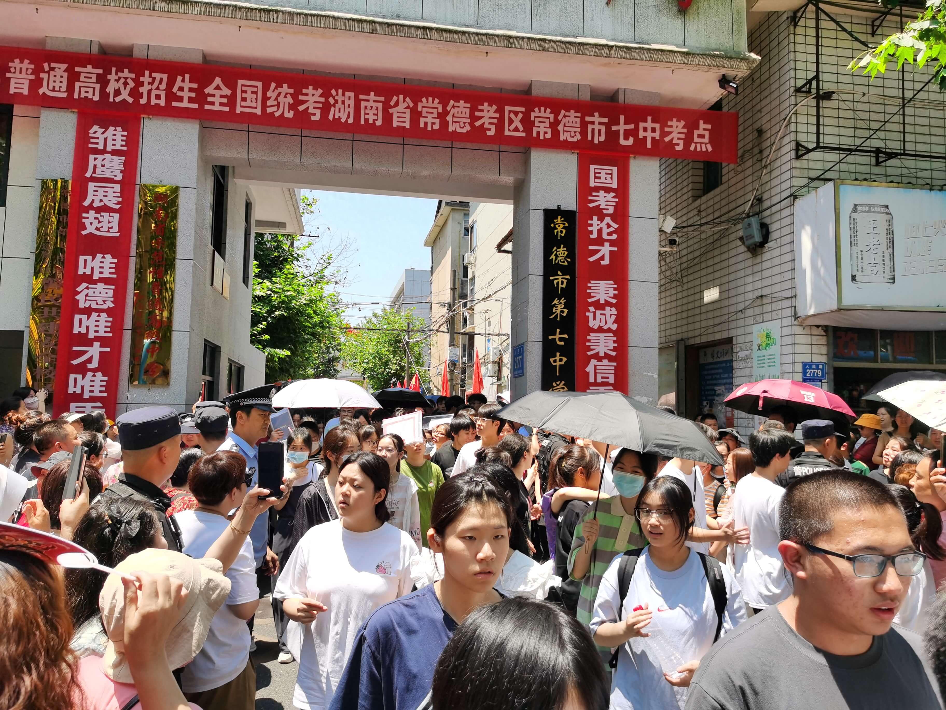 詹姆斯下家争夺进入白热化：三大热门球队谁能最终胜出？