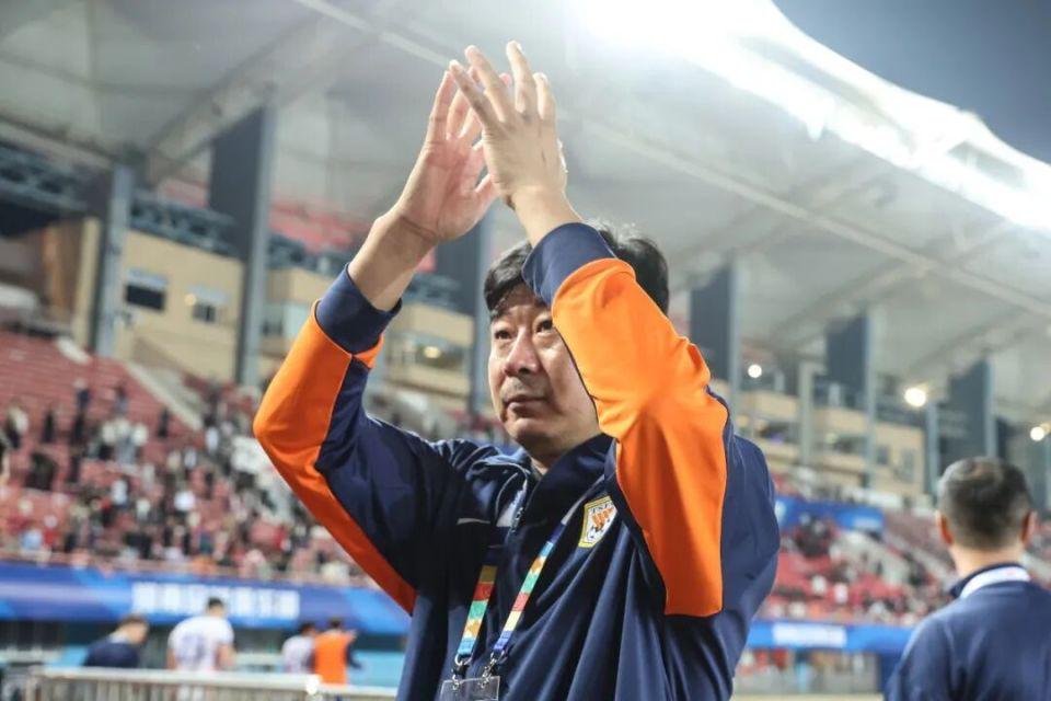 老鹰1年1400万美元留住澳洲中锋，他们也是付出了不小的代价？