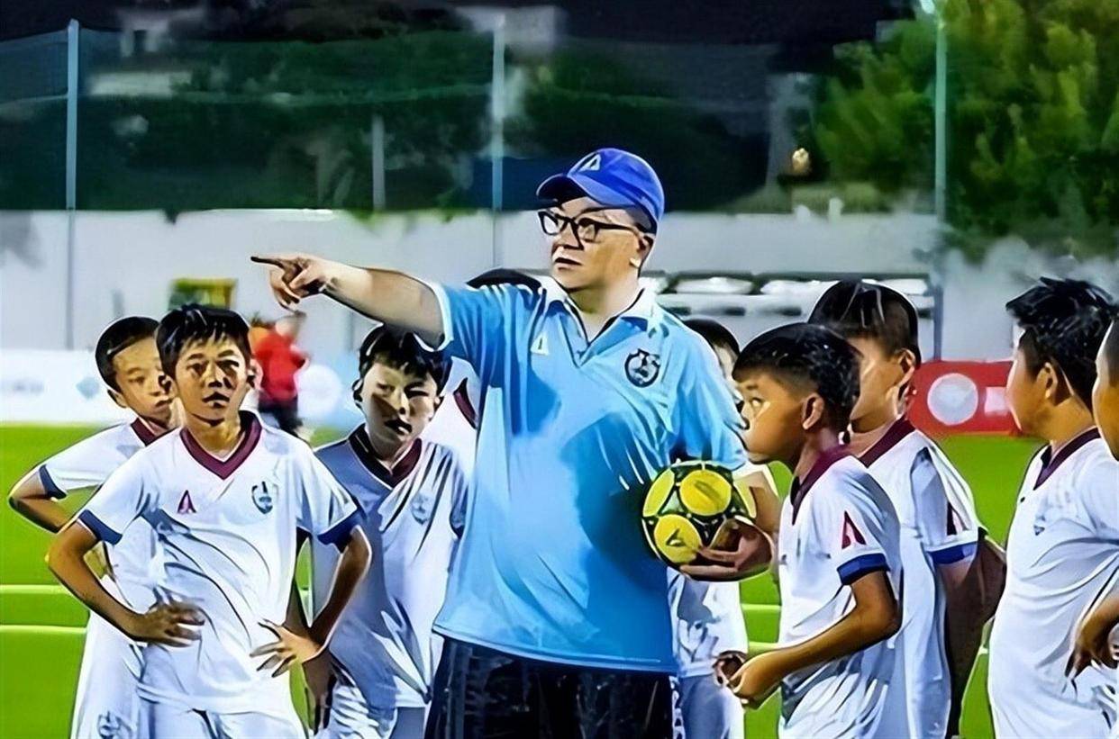 德国队主帅辞职，留任愿望落空，其年薪约700万至800万欧元，若被解雇将获七位数遣散费，德国足协：在沉重打击后，不能让一切简单回归原样